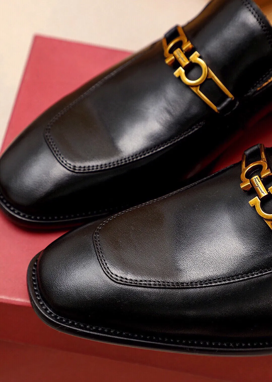 Men's shoes 💰480 💐 Product trademark: Ferragamo "Ferragamo" casual leather shoes Regular size: 38-44 (45🉑️customized) Product materials: Selected imported first-layer calfskin upper + luxury hardware buckle, imported water-dyed cow leather lining. Strong three-dimensional visual effect, original outsole color: 2 colors available